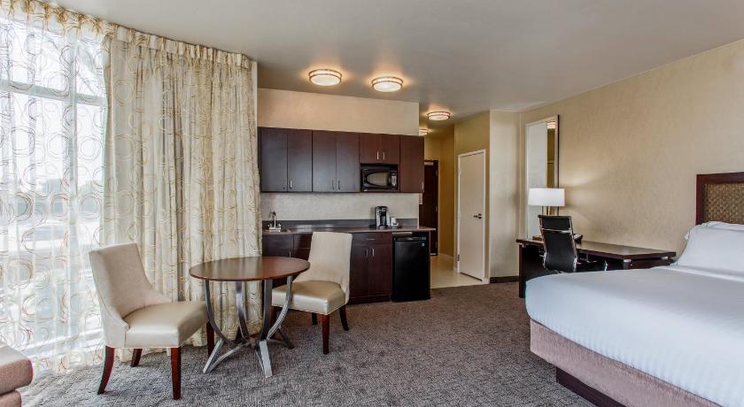 Holiday Inn Express & Suites Anaheim Resort Area