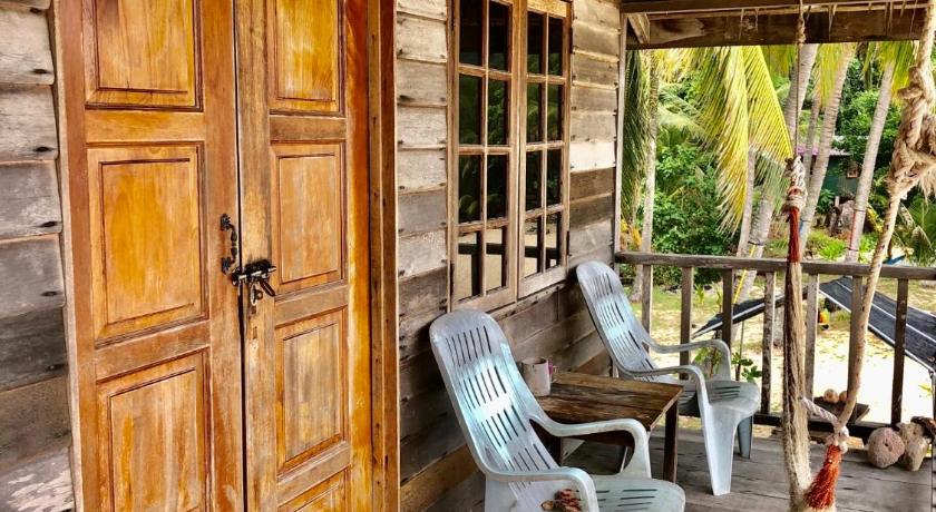 Beachfront Hut Upstairs Astra - Beach Shack Chalet photo