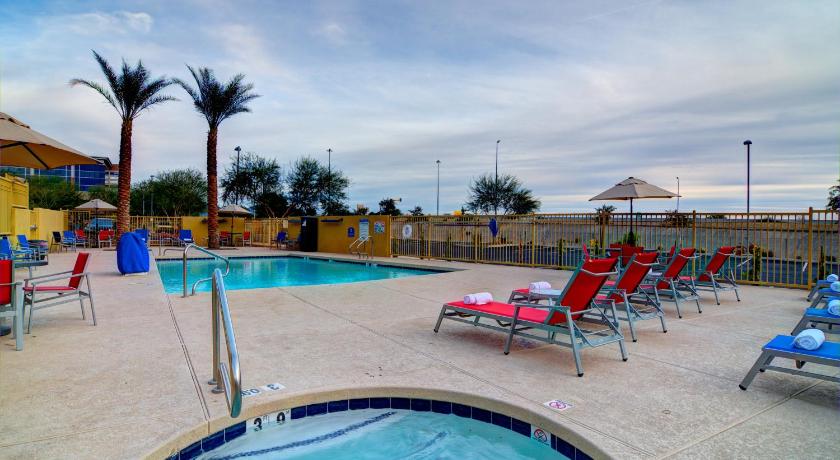 a beach area with chairs, tables and umbrellas, Holiday Inn Express & Suites North Phoenix/Scottsdale in Phoenix (AZ)