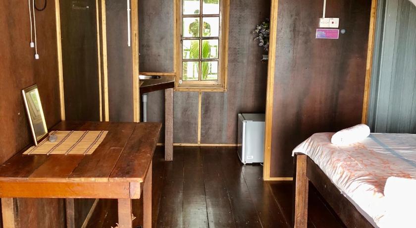 Beachfront Hut Downstairs Astra - Beach Shack Chalet photo