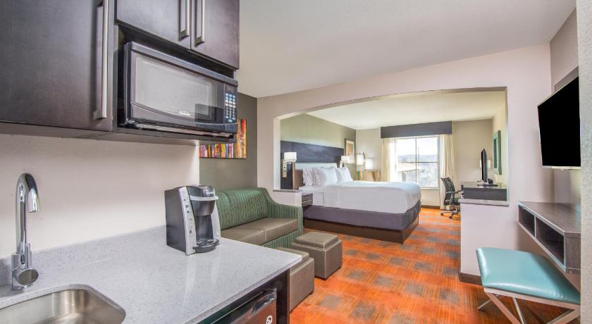 Holiday Inn Express & Suites Shawnee-Kansas City West