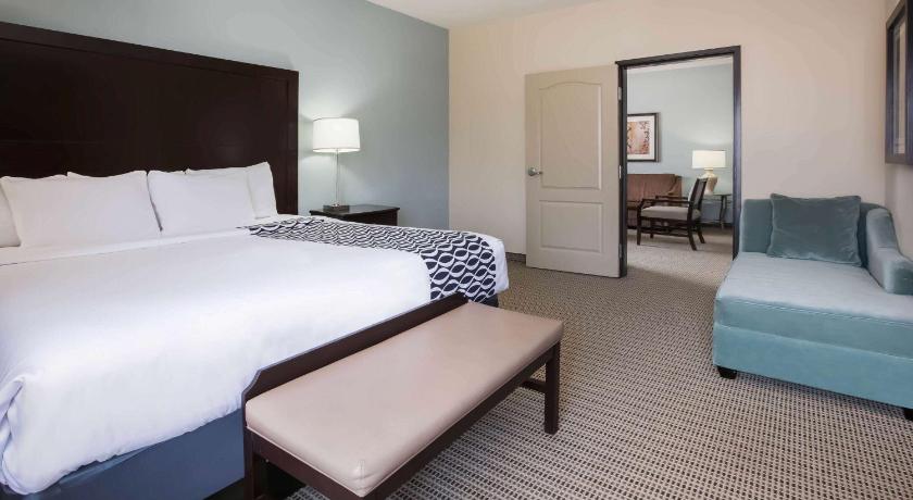 La Quinta Inn & Suites by Wyndham DFW Airport West - Euless