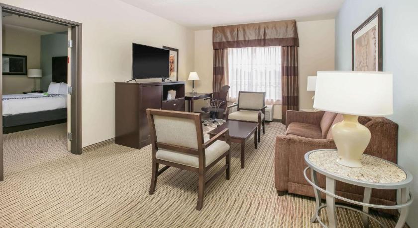 La Quinta Inn & Suites by Wyndham DFW Airport West - Euless