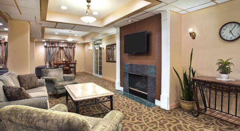 a living room filled with furniture and a fire place, Holiday Inn Express Hotel and Suites Harrington - Dover Area in Harrington (DE)