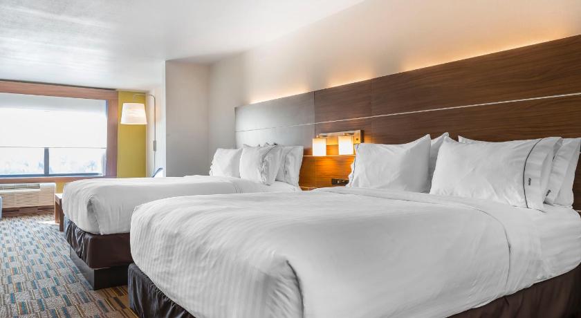 Holiday Inn Express & Suites Clarion photo