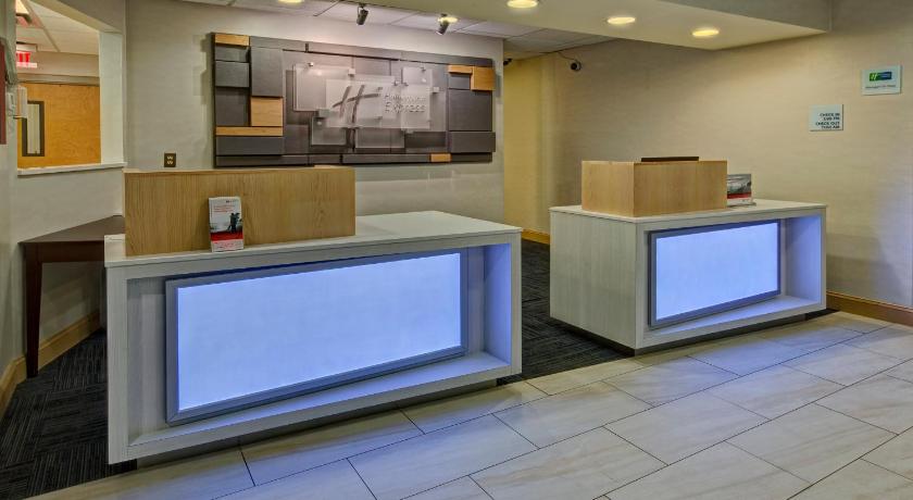 Holiday Inn Express Hotel & Suites London photo