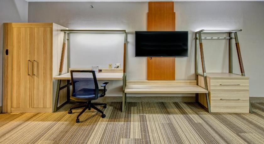 Holiday Inn Express Hotel & Suites London photo