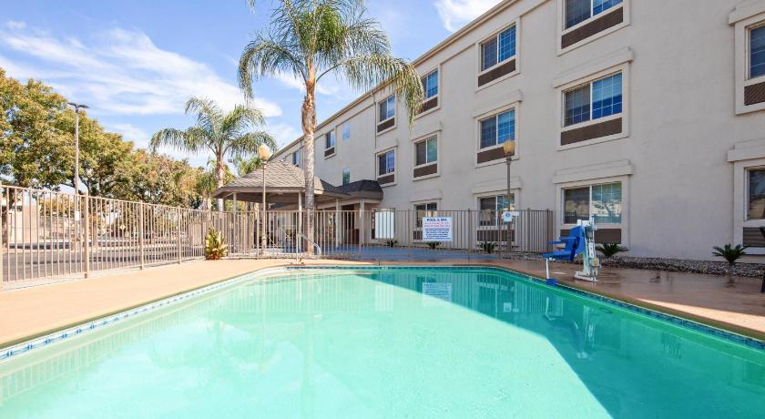 Holiday Inn Express and Suites Tulare photo
