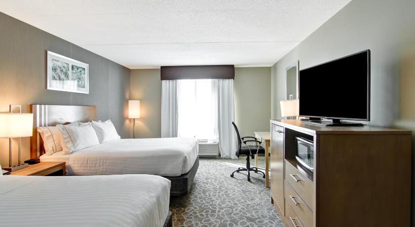 Holiday Inn Express & Suites Oshawa Downtown