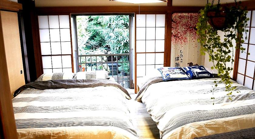 a bed room with two beds and a window, NOAH HOSTEL TOKYO in Tokyo