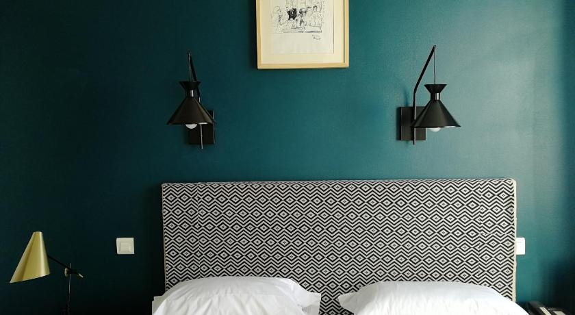 Image of Classic Twin Room with Old Port View 9
