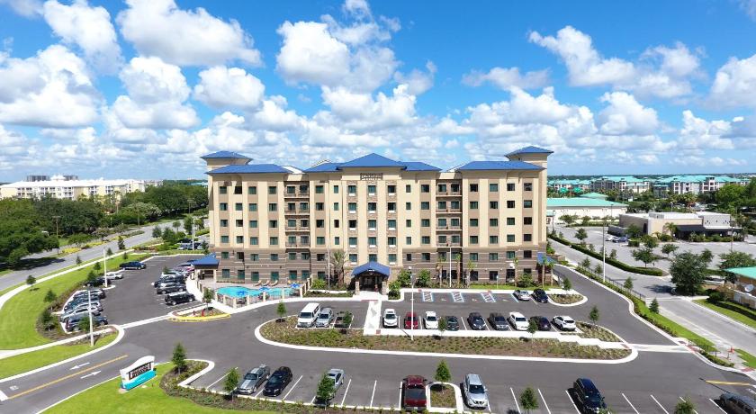 a large building with a lot of windows on top of it, Staybridge Suites Orlando at SeaWorld in Orlando (FL)