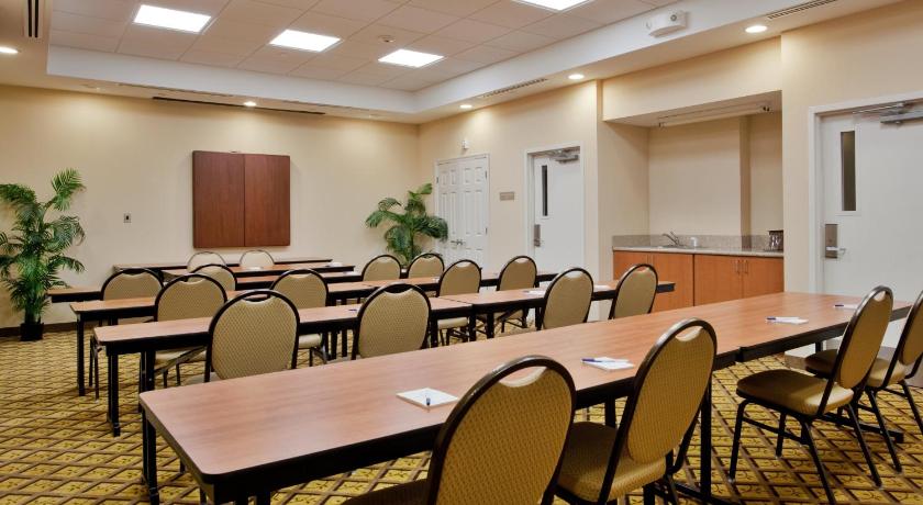 Candlewood Suites Norfolk Airport