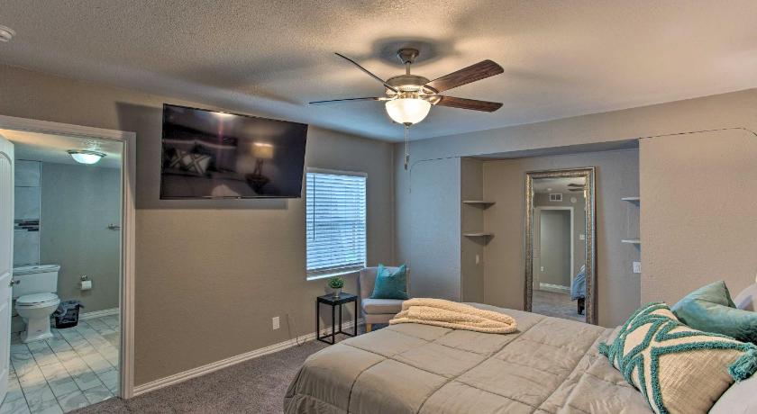 Modern Family Home with Yard Less Than 1Mi to Cowboys Stadium photo