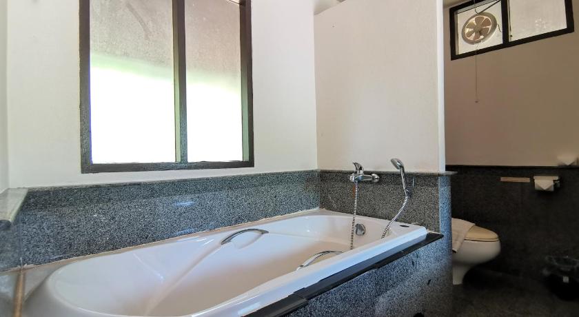 Holiday Villa Hotel - image 19
