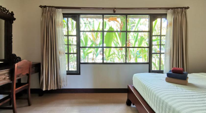 Holiday Villa Hotel - image 50