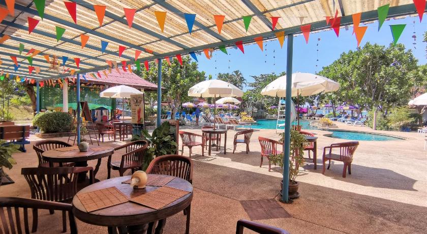 Holiday Villa Hotel - image 12