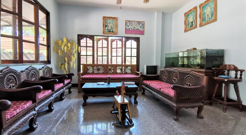 Holiday Villa Hotel - image 20