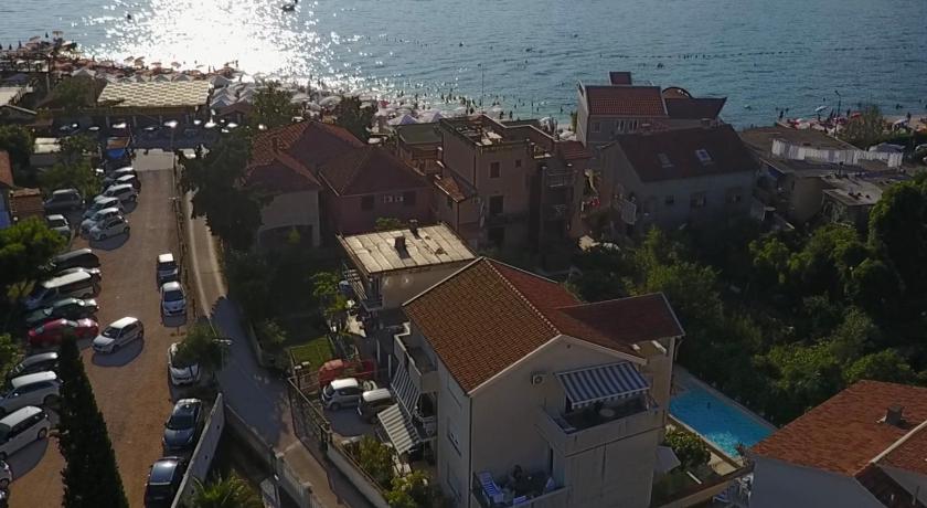Apartments Pean — Hotel in Tivat