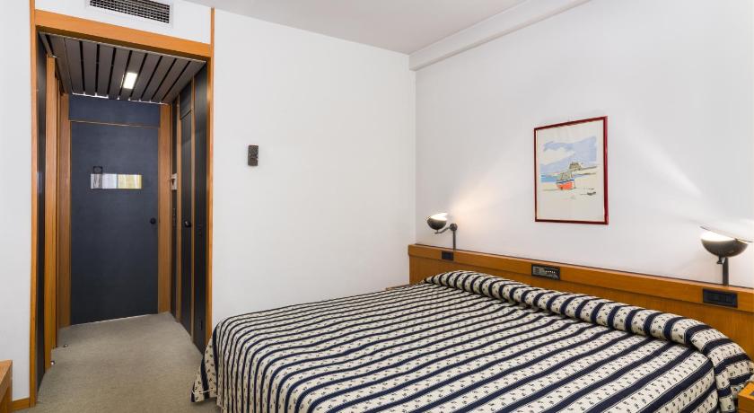 Image of Classic Double Bed 8
