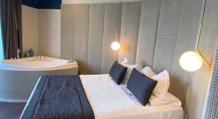 Image of Suite with Hot Tub and Sea View 4