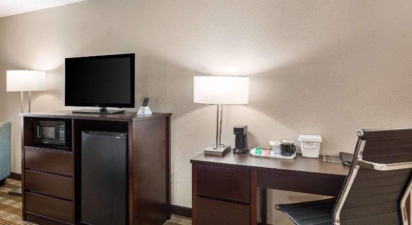 Clarion Inn & Suites Stroudsburg - Poconos