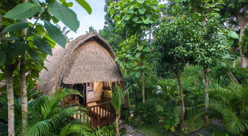Alam Nusa Bungalow Huts & Spa photo