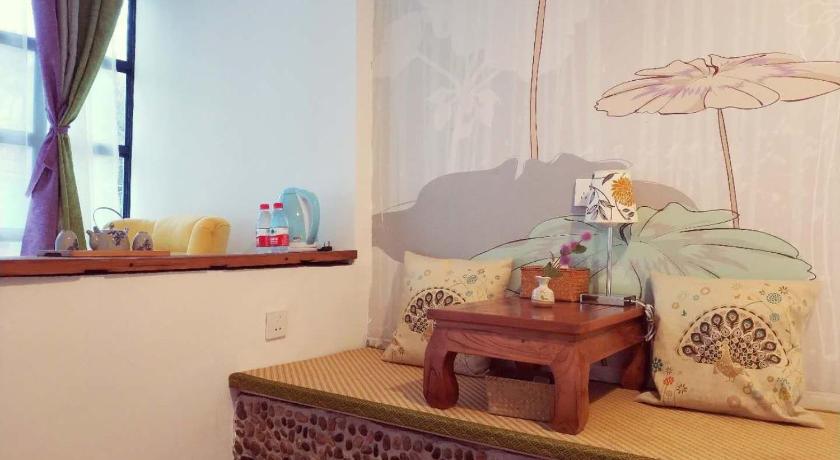 Image of Queen Room with Garden View 9