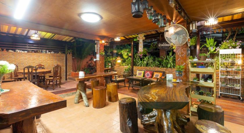 a living room filled with lots of tables and chairs, Baan Maihorm Guesthouse in Chiang Rai