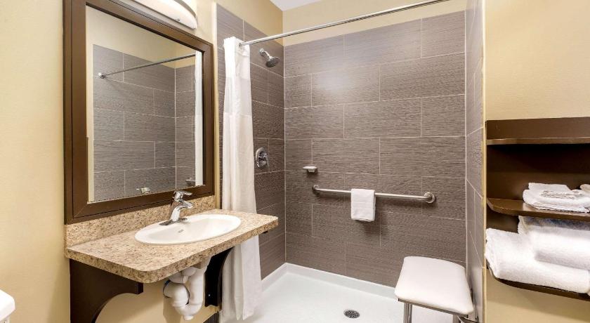 La Quinta Inn & Suites by Wyndham Oshawa