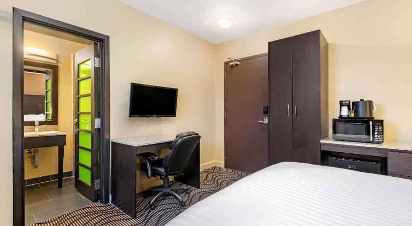 La Quinta Inn & Suites by Wyndham Oshawa