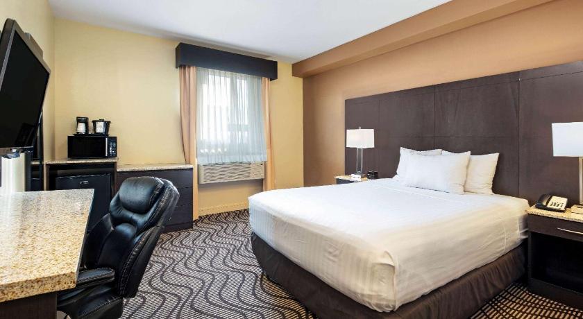 La Quinta Inn & Suites by Wyndham Oshawa