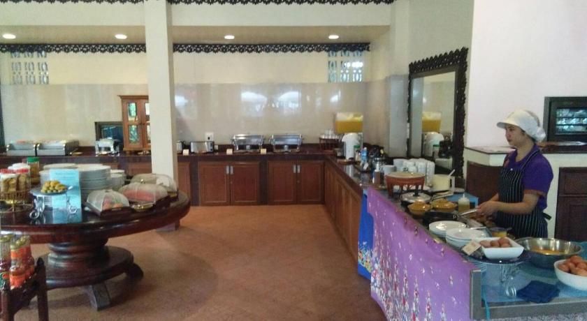 Holiday Villa Hotel - image 25