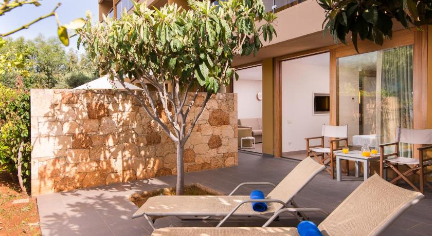 Image of Superior Family Suite with Garden View 6