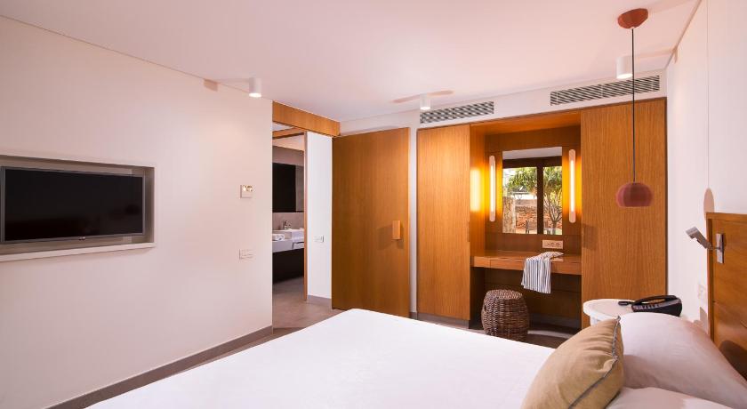 Image of Superior Family Suite with Garden View 3