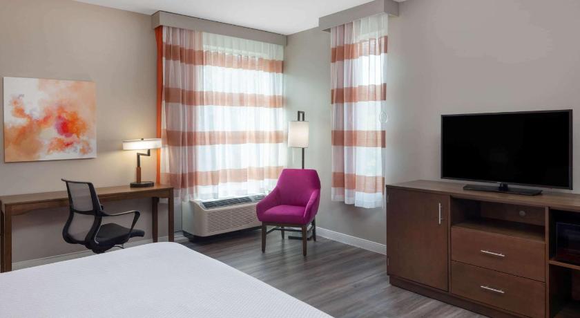 La Quinta Inn & Suites by Wyndham Greensboro Arpt High Point