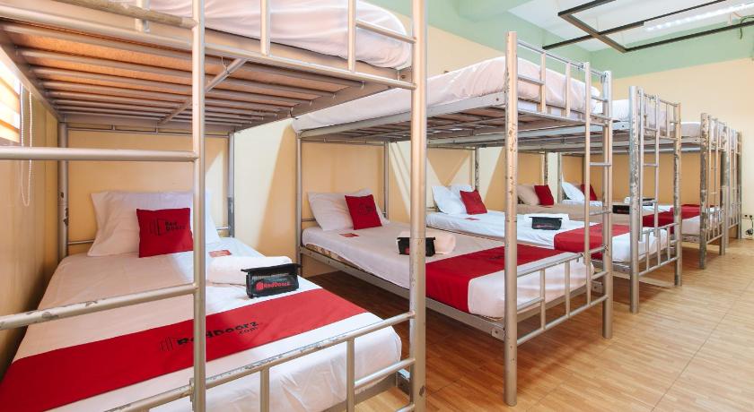 a bed room with two bunk beds in it, RedDoorz @ Arimbay Legazpi City in Legazpi