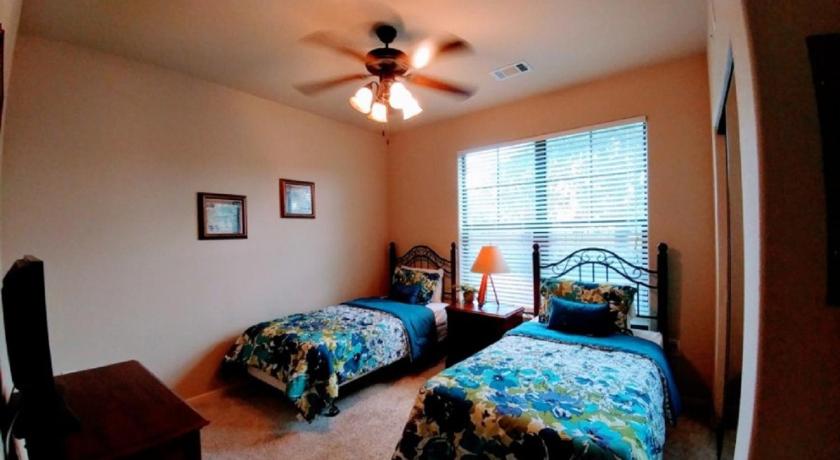 a bedroom with two beds and a window, Holiday Villas of Davenport in Orlando (FL)