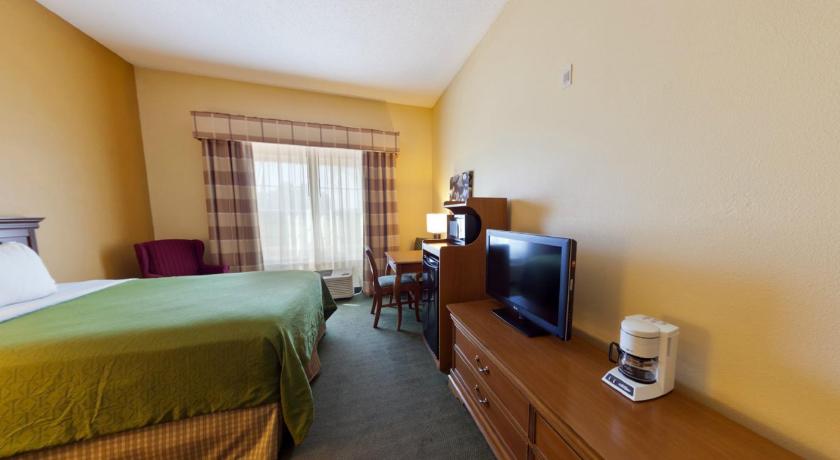 Country Inn & Suites by Radisson, Salina, KS