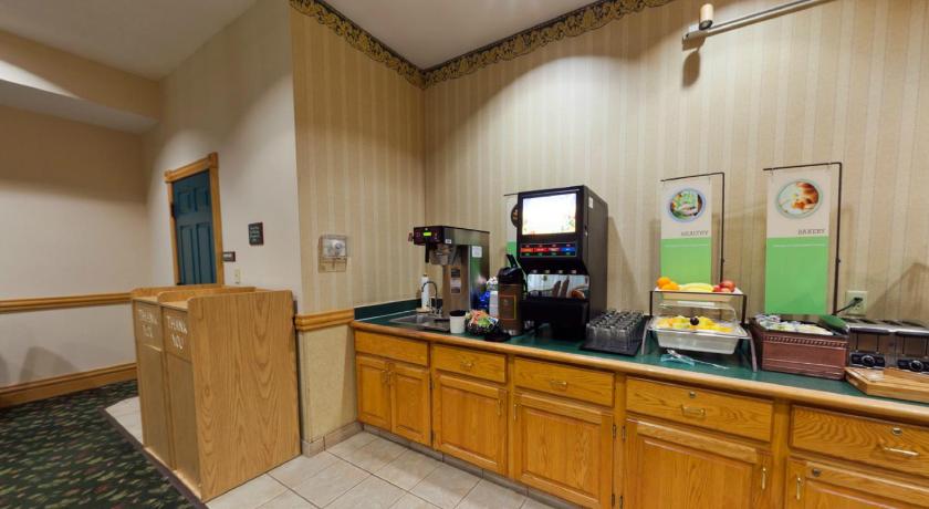 Country Inn & Suites by Radisson, Salina, KS