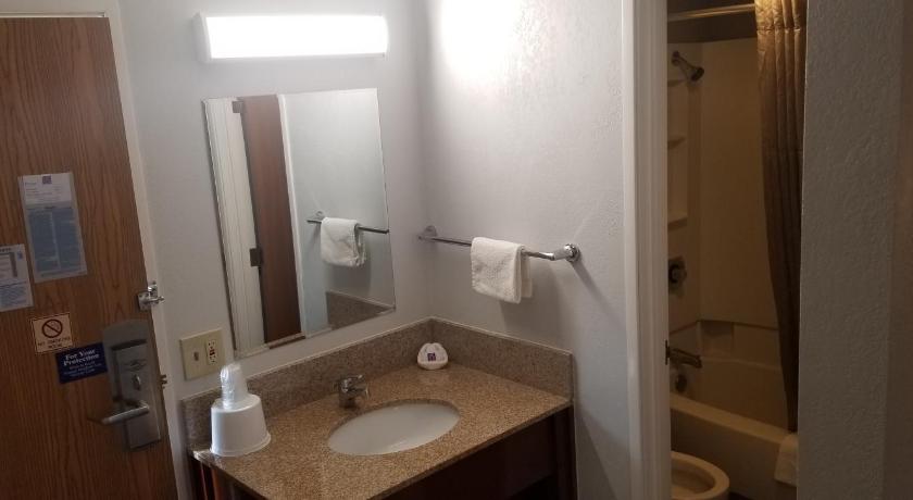 Motel 6-Elk Grove Village, IL - O'Hare