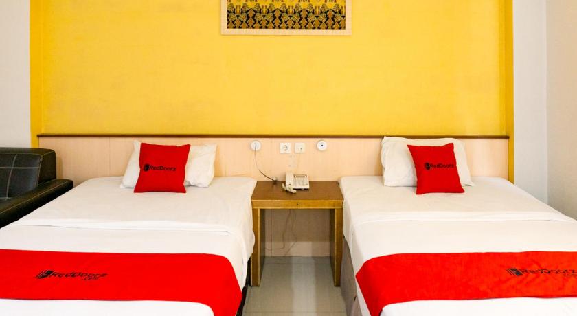 two beds in a hotel room, RedDoorz near Pelabuhan Jayapura in Irian Jaya / Papua