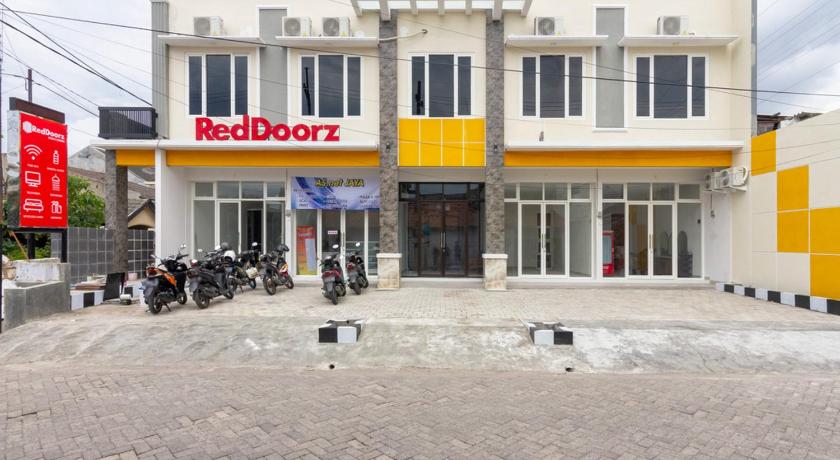 RedDoorz Syariah @ Kebraon photo