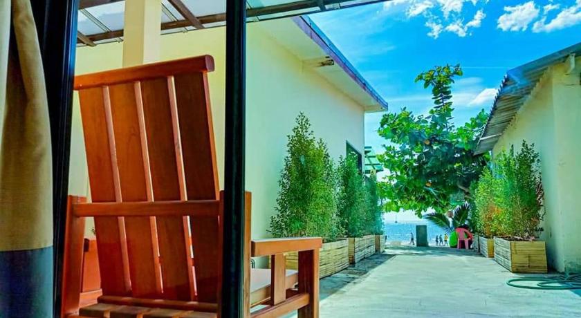 Image of Family Room with Side Sea View 11