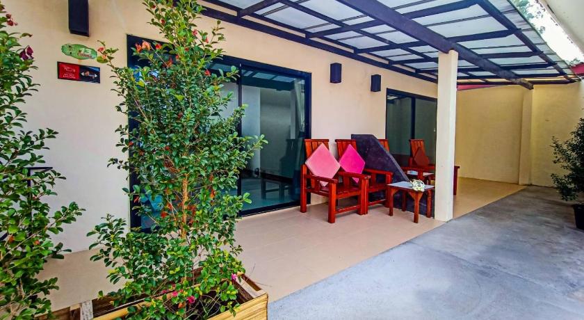 Image of Family Room with Side Sea View 2