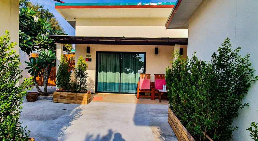 Image of Family Room with Side Sea View 1