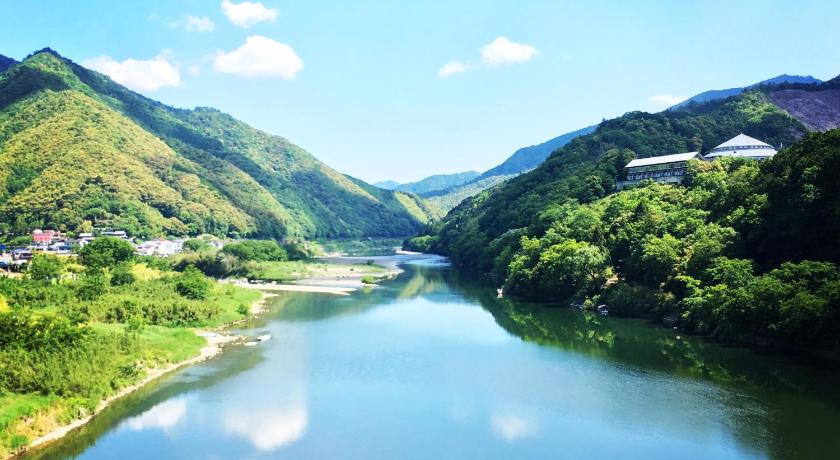 a scenic view of a river with mountains, Hotel Seira Shimanto in Shimanto