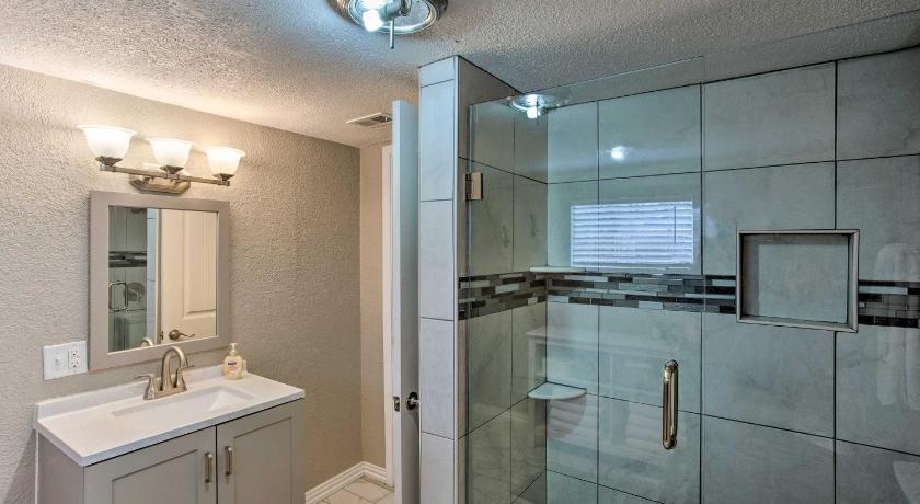 Modern Family Home with Yard Less Than 1Mi to Cowboys Stadium photo