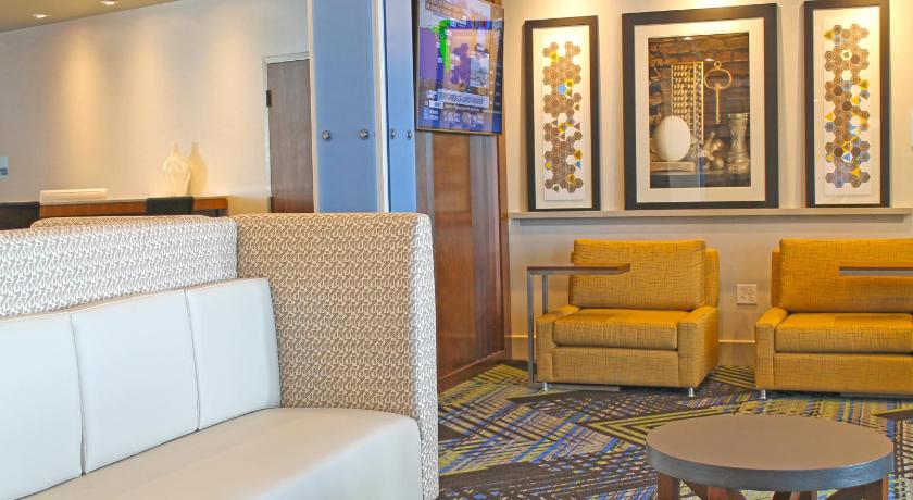 Holiday Inn Express & Suites St. Louise South I-55 photo