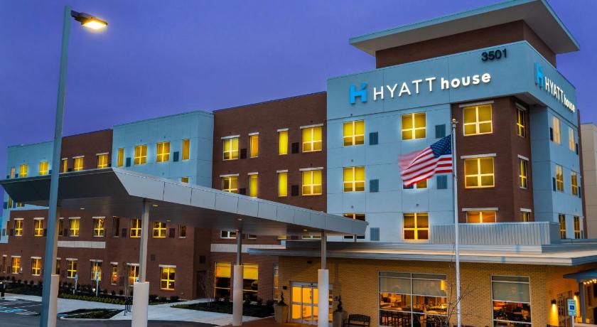 a large building with a clock on the front of it, Hyatt House Nashville/Franklin/Cool Springs in Franklin (TN)